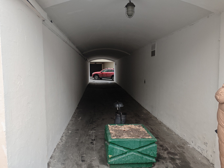 Проходим через арку